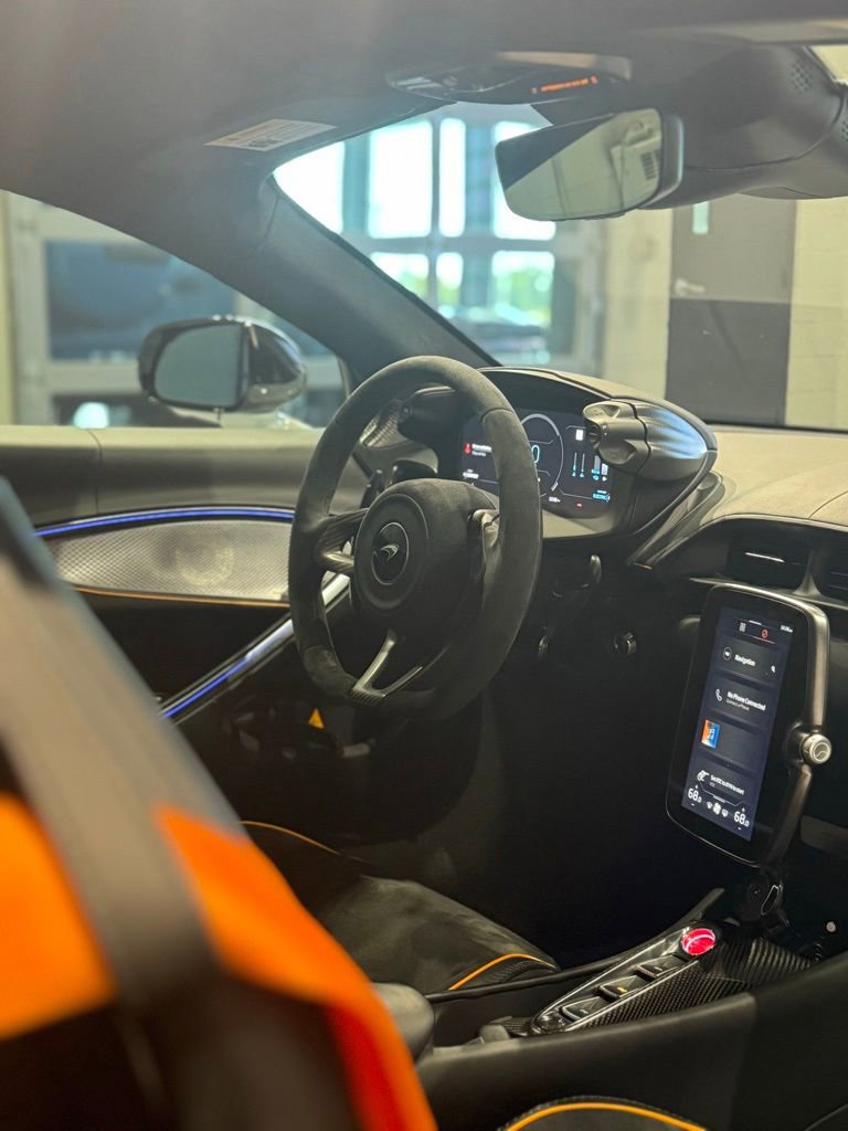 Used 2023 McLaren Artura RWD image 19