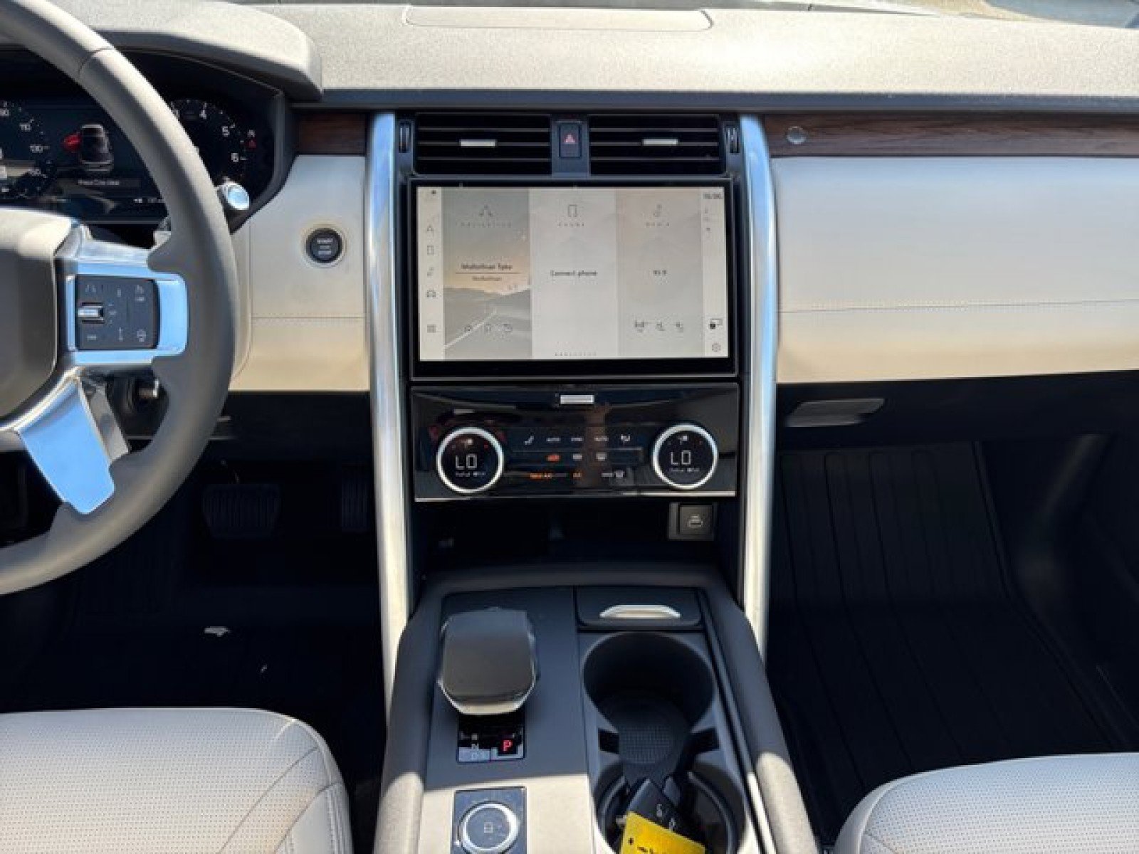 New 2025 Land Rover Discovery S image 14