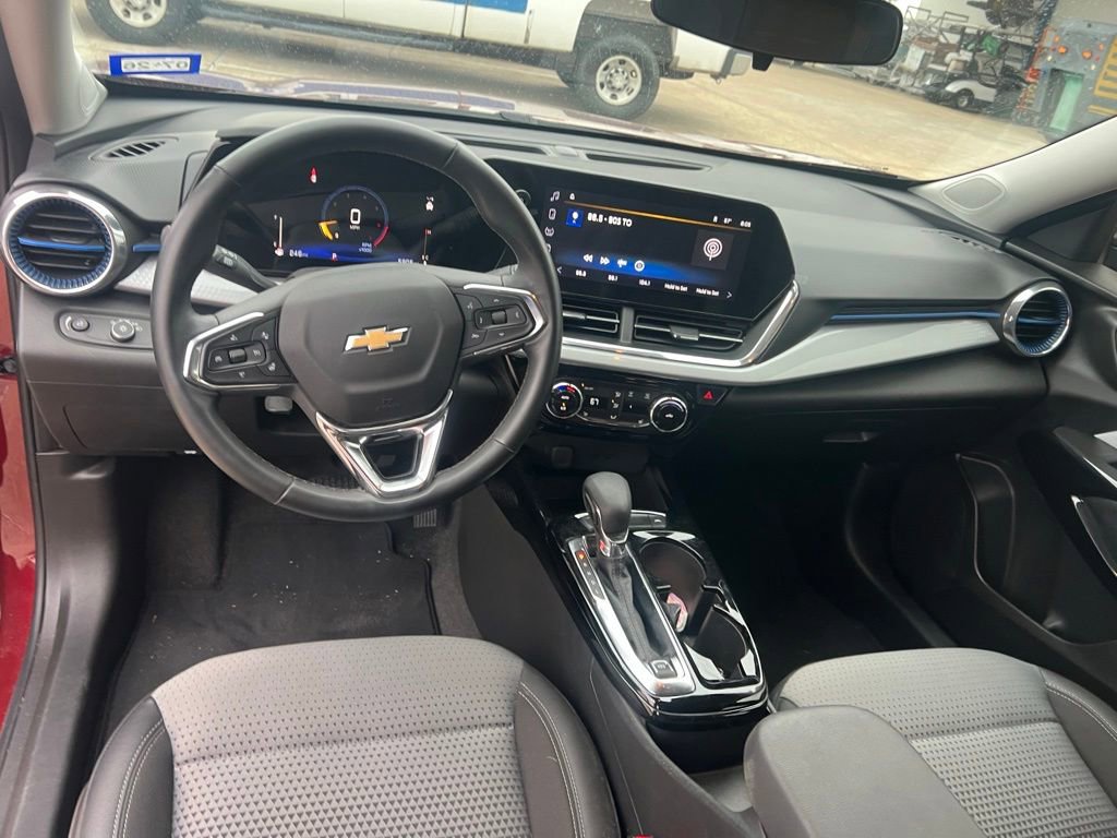 Used 2025 Chevrolet Trax LT w/ LT Convenience Package FWD image 12