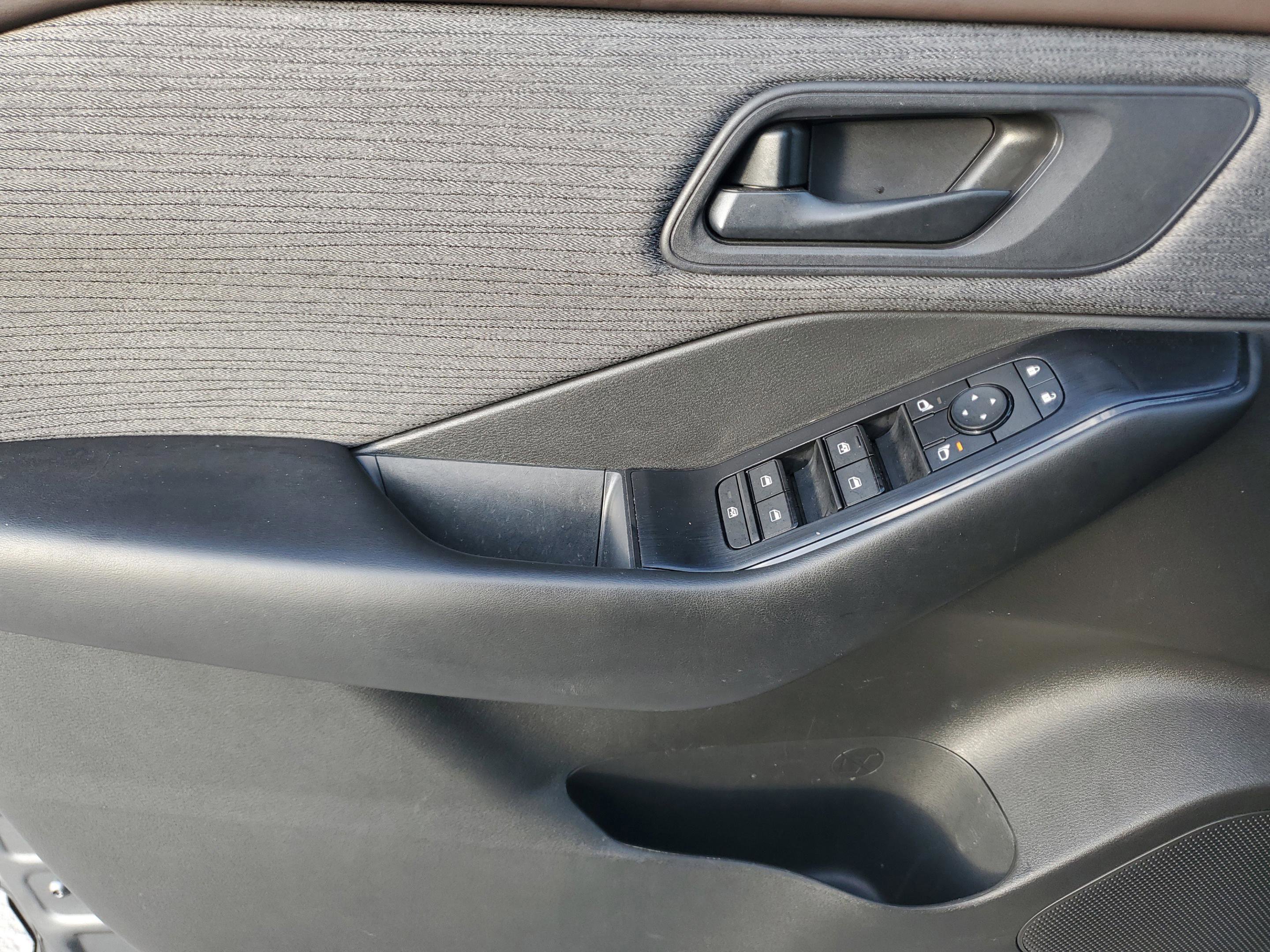 Used 2023 Nissan Rogue S image 16