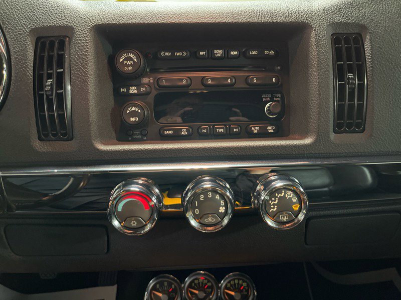 Used 2006 Chevrolet SSR w/ Preferred Equipment Group image 30