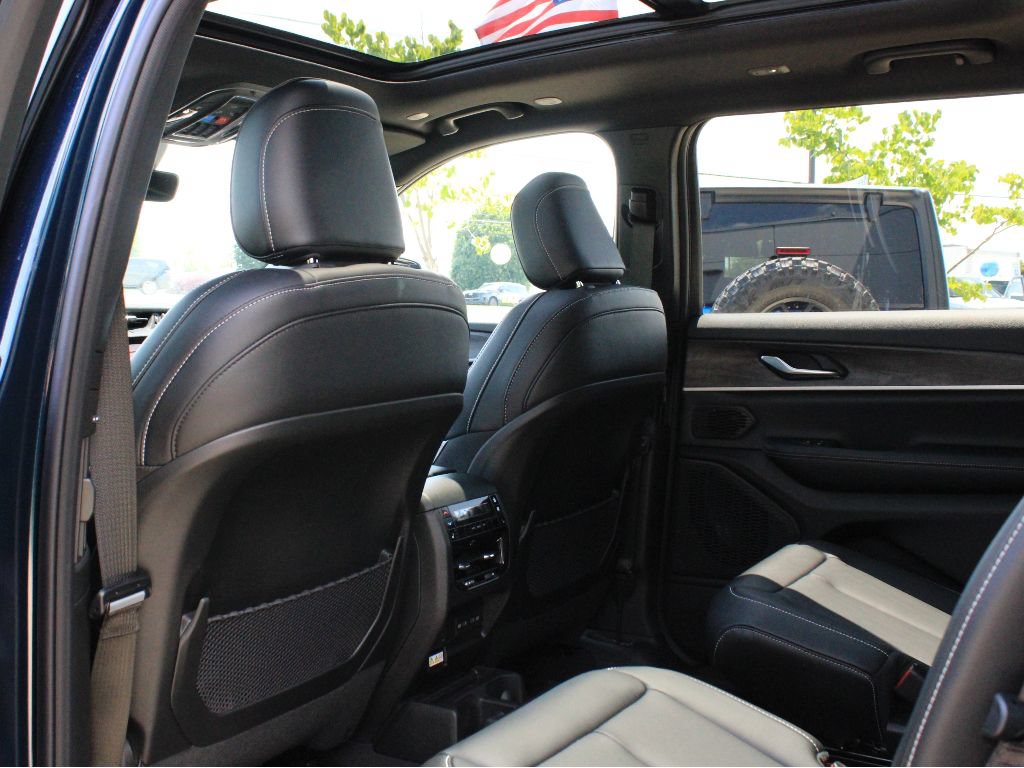New 2026 Jeep Grand Cherokee L Limited w/ Limited Altitude Package AWD/4WD image 32