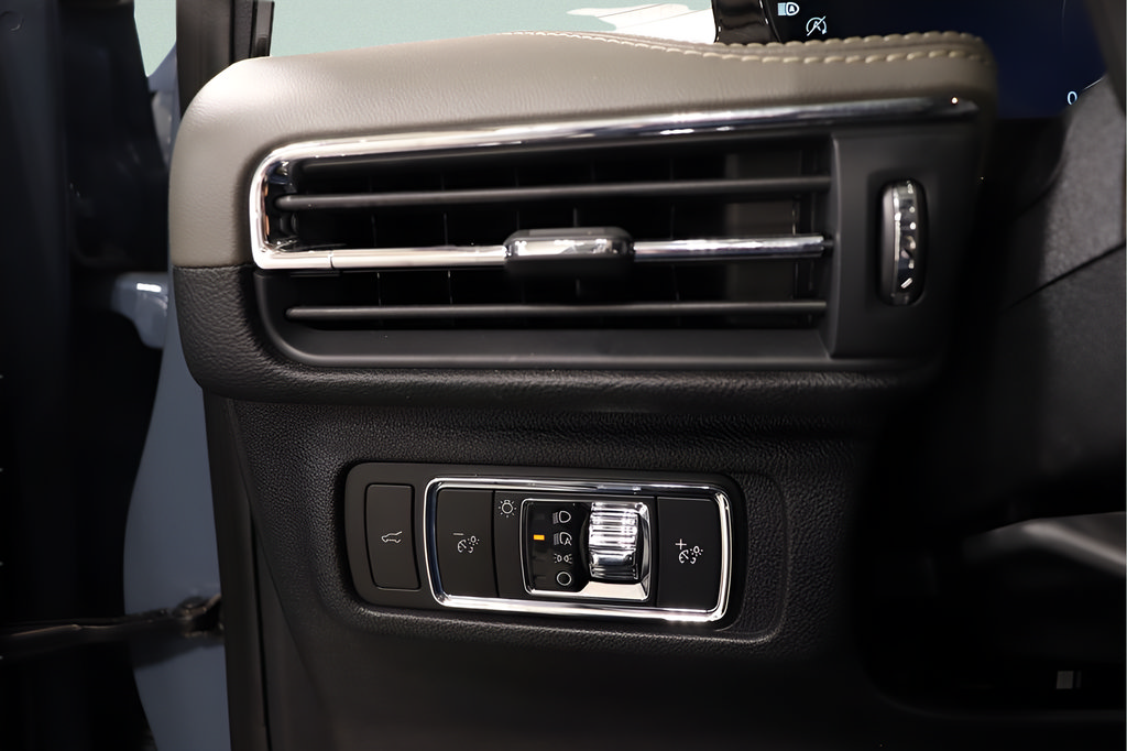Used 2024 Lincoln Corsair AWD w/ Towing Package image 19