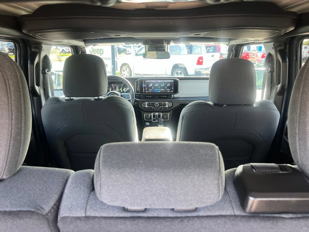 Used 2025 Jeep Wrangler Unlimited Sahara AWD/4WD image 35