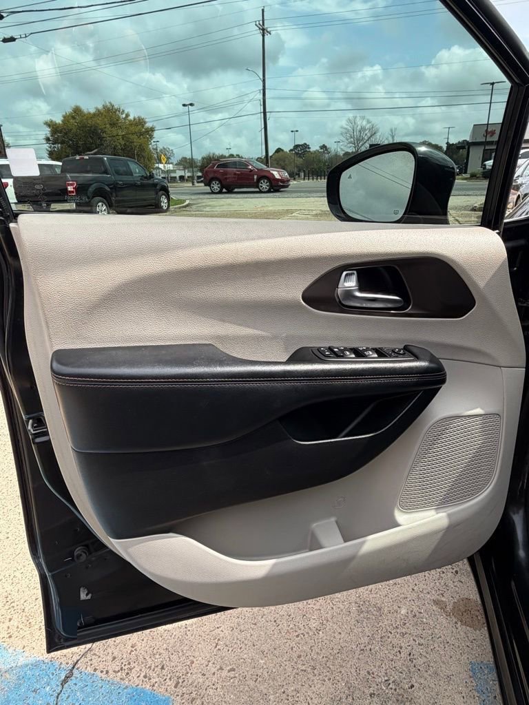 Used 2019 Chrysler Pacifica Touring-L image 19