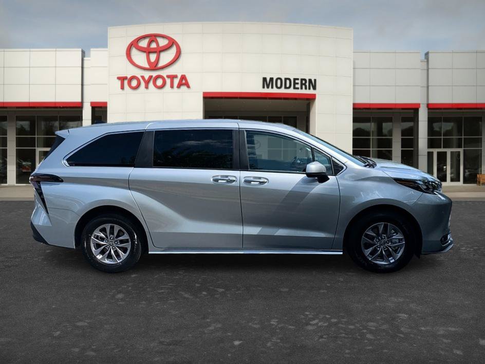 Certified 2025 Toyota Sienna XLE FWD image 4