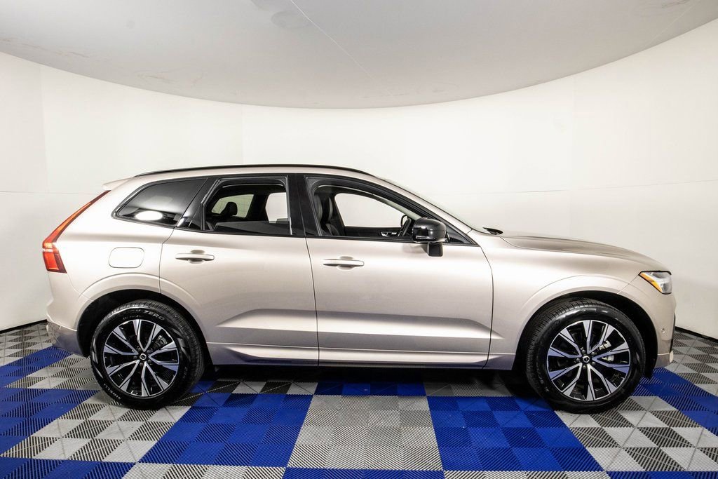 Used 2025 Volvo XC60 B5 Plus image 4