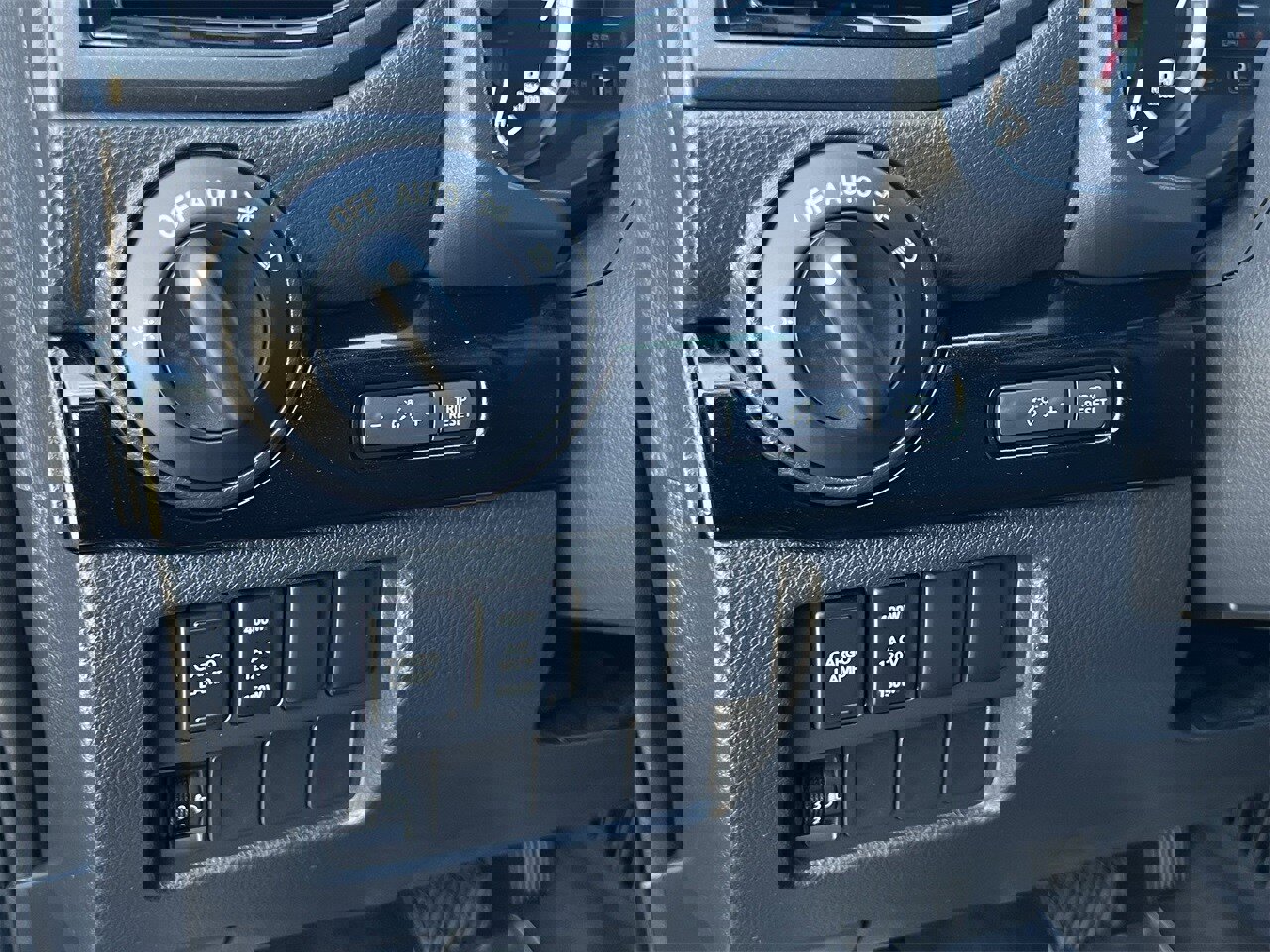 Used 2024 Nissan Titan SV w/ SV Convenience Package image 16