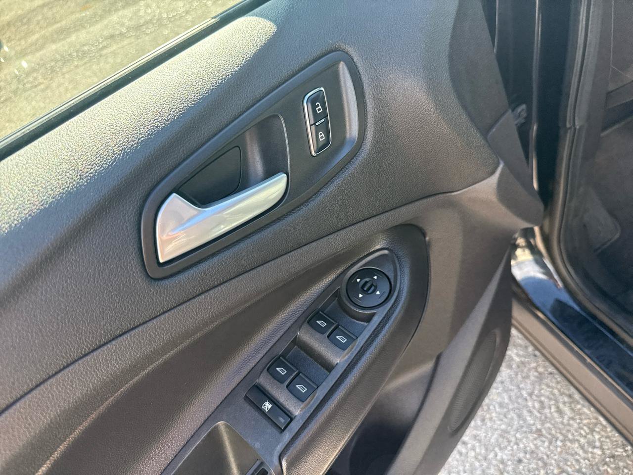 Used 2015 Ford Escape SE FWD image 13