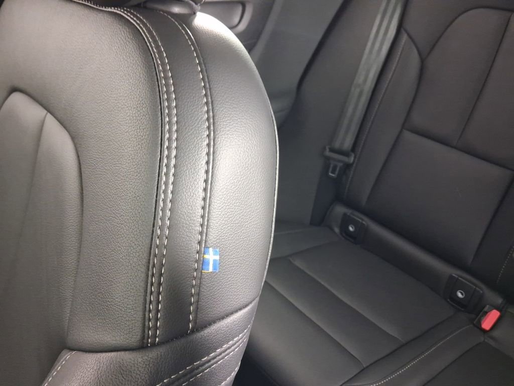Certified 2025 Volvo XC40 B5 Core AWD/4WD image 19