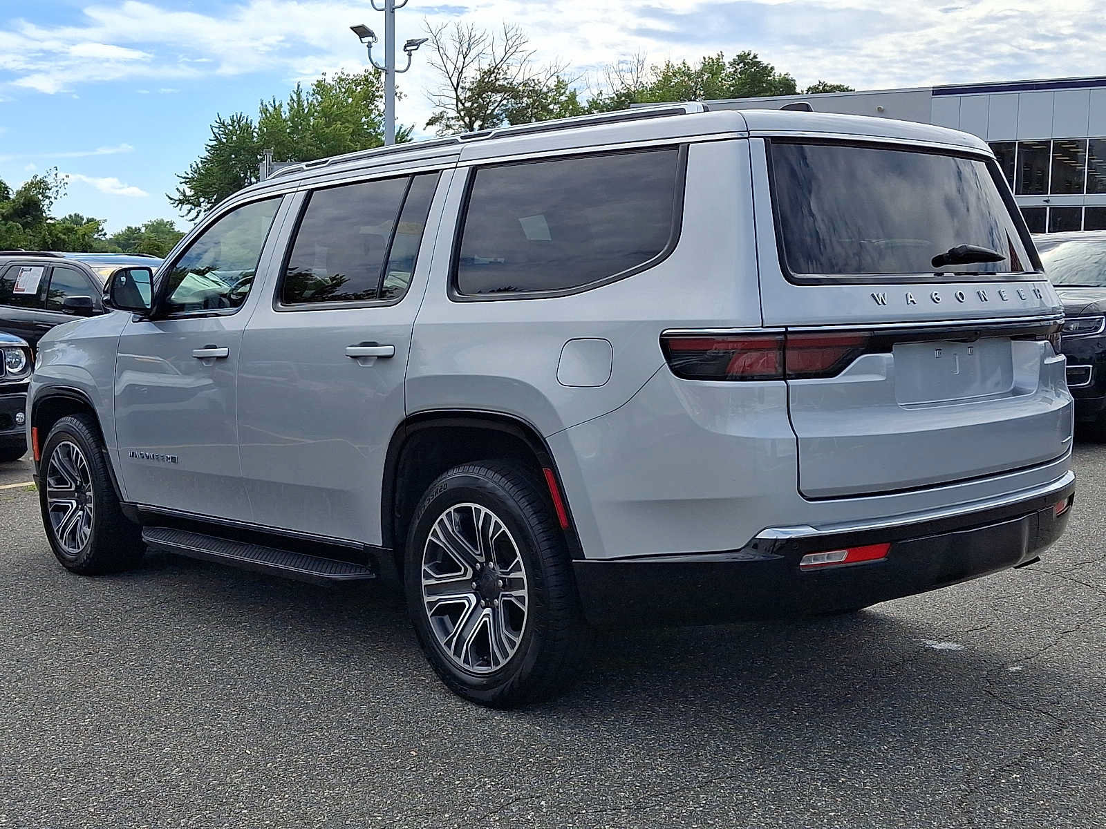 Certified 2024 Jeep Wagoneer Series II w/ Flexible Seating Group AWD/4WD image 4