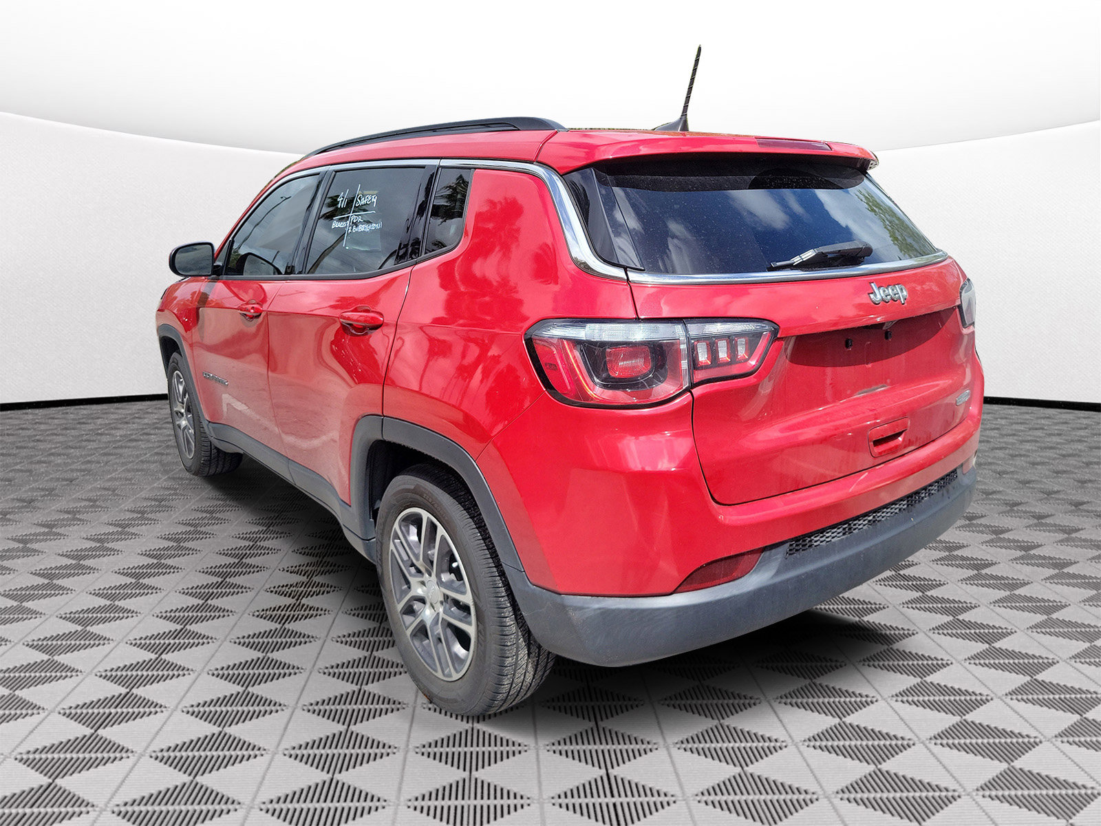 Used 2019 Jeep Compass Latitude image 3