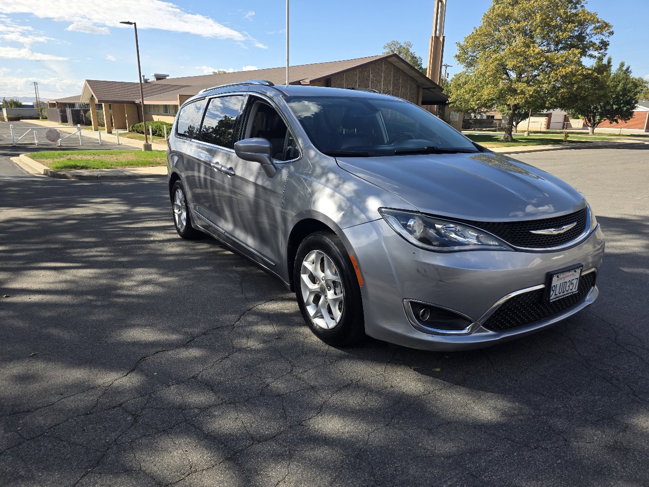 Used 2020 Chrysler Pacifica Touring-L w/ Tire & Wheel Group image 3