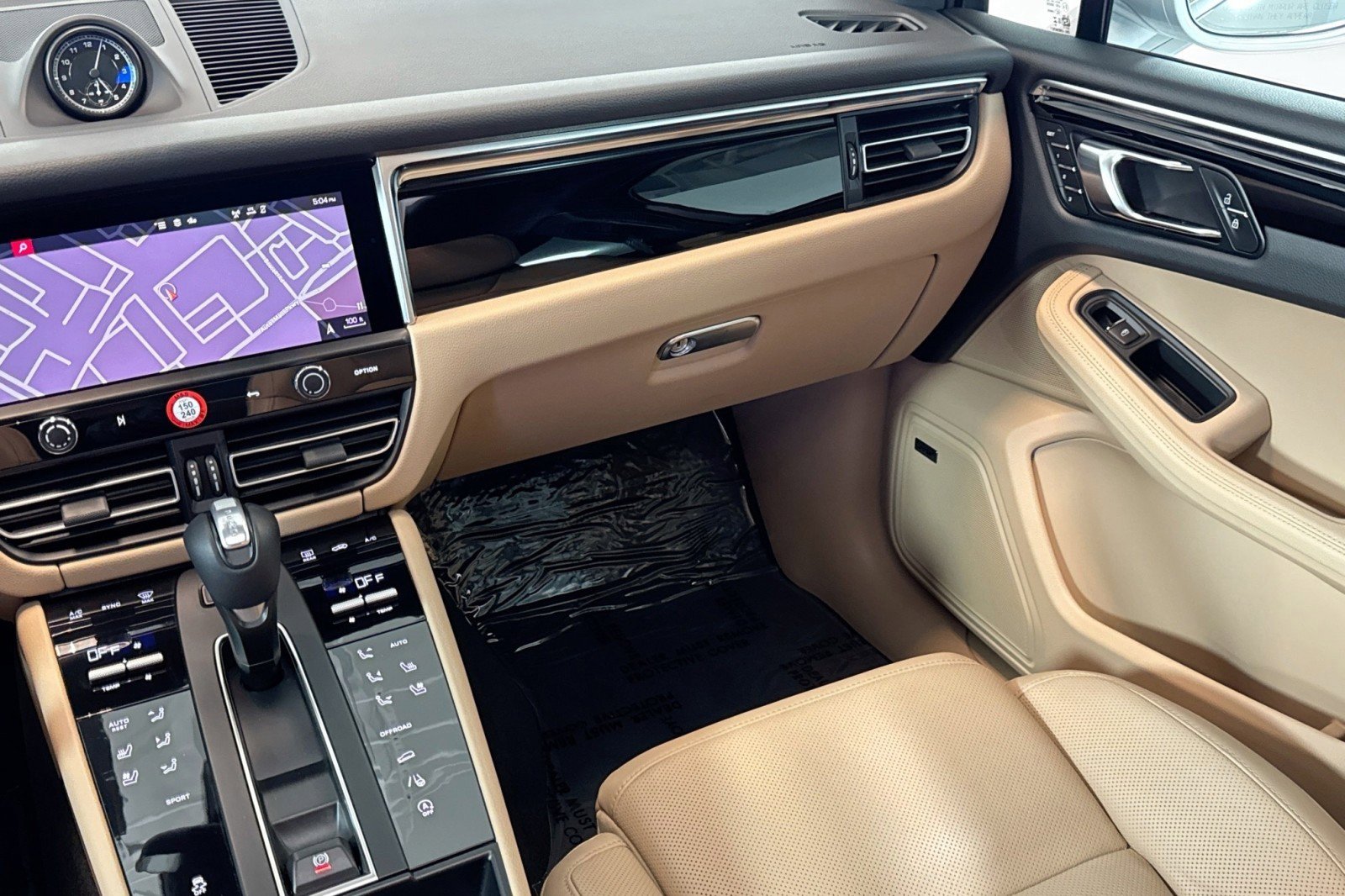 Used 2024 Porsche Macan w/ Premium Plus Package image 22