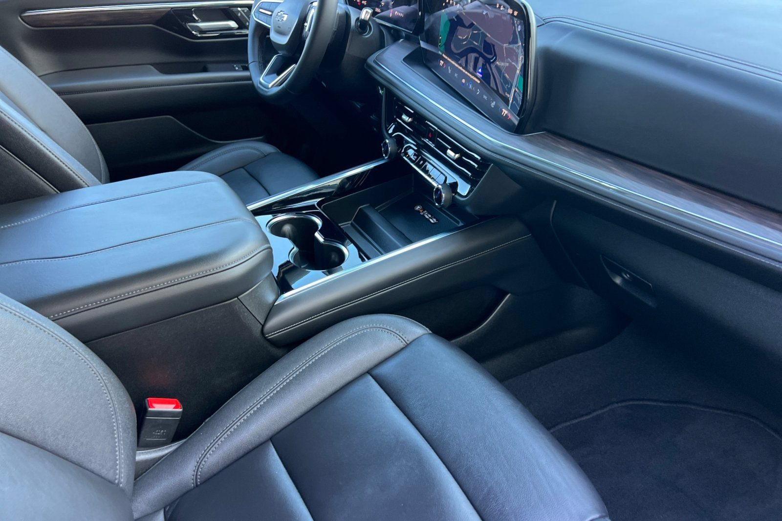 Used 2025 Chevrolet Suburban Z71 AWD/4WD image 17
