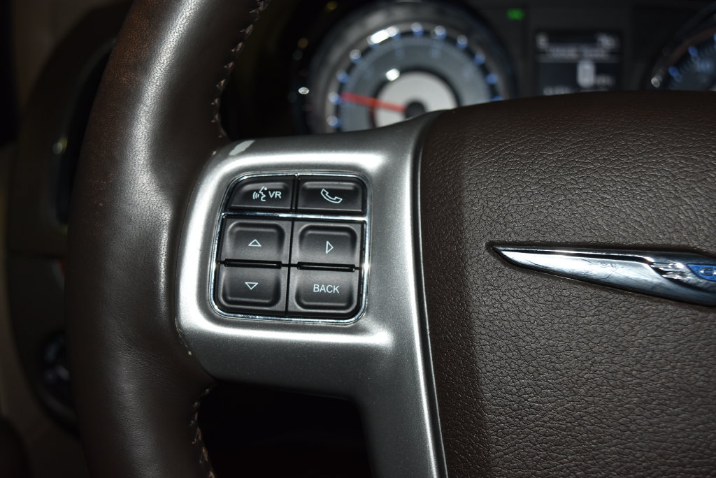 Used 2015 Chrysler Town & Country Touring-L w/ Driver Convenience Group FWD image 7
