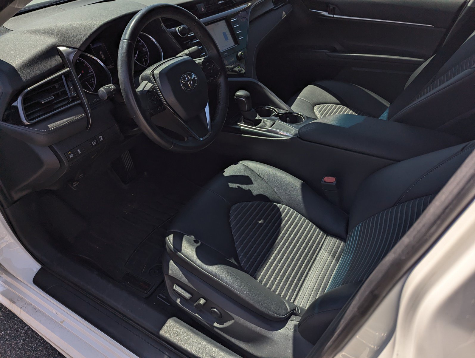 Used 2020 Toyota Camry SE w/ Carpet Mat Package FWD image 9
