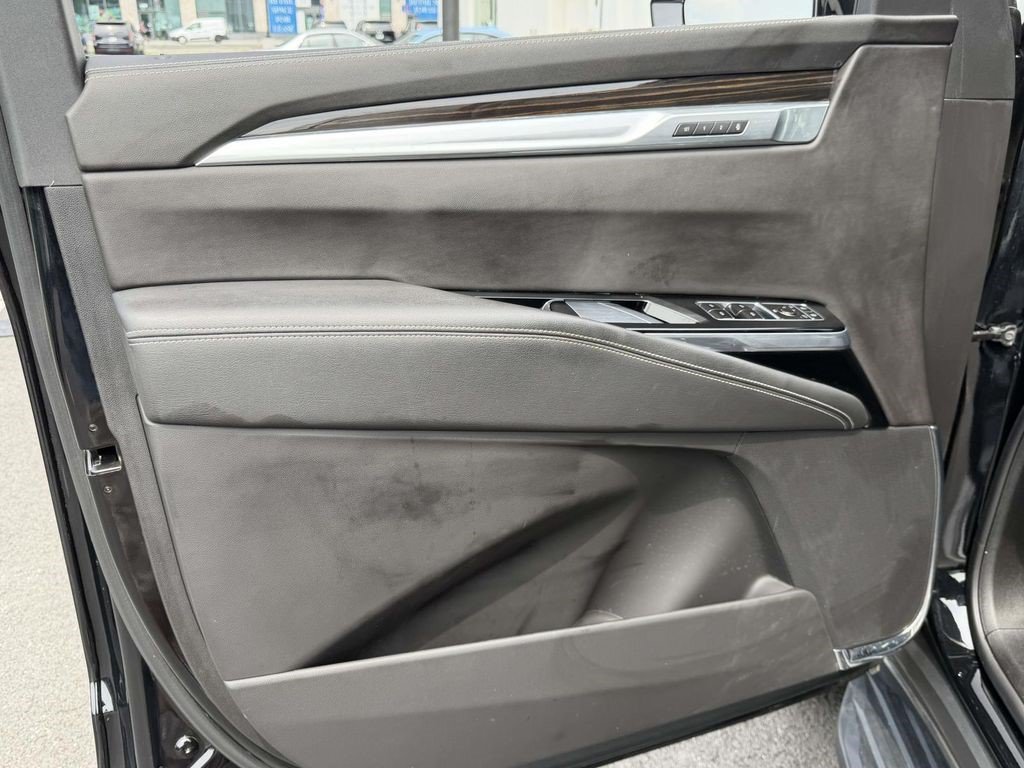 Certified 2025 Cadillac Escalade ESV Premium Luxury AWD/4WD image 8