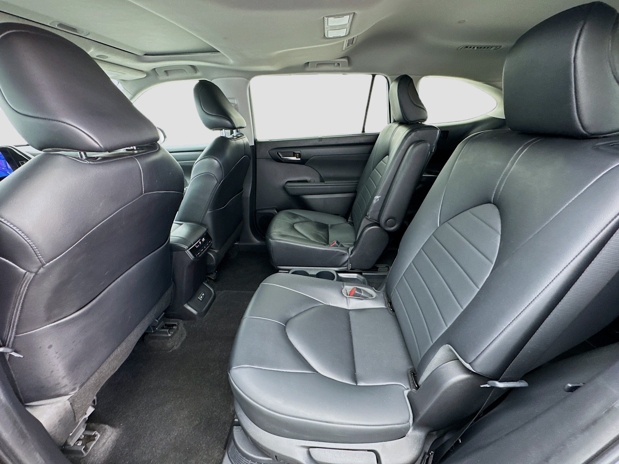 Used 2023 Toyota Highlander XLE AWD/4WD image 16