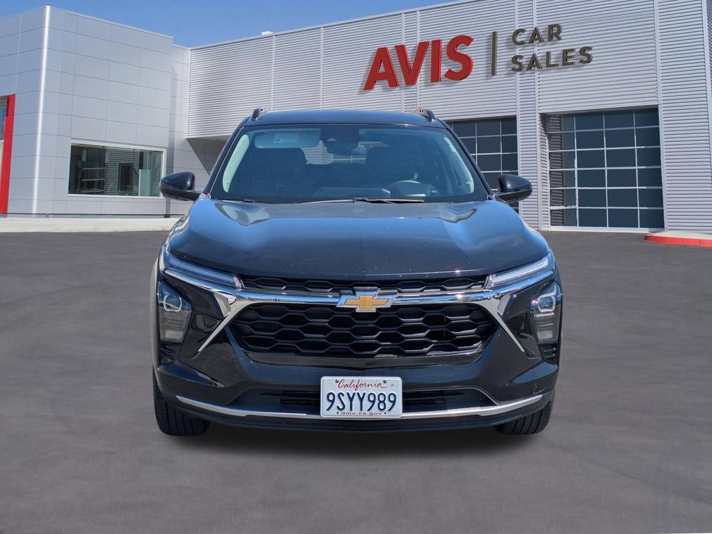 Used 2025 Chevrolet Trax LT w/ LT Convenience Package image 2