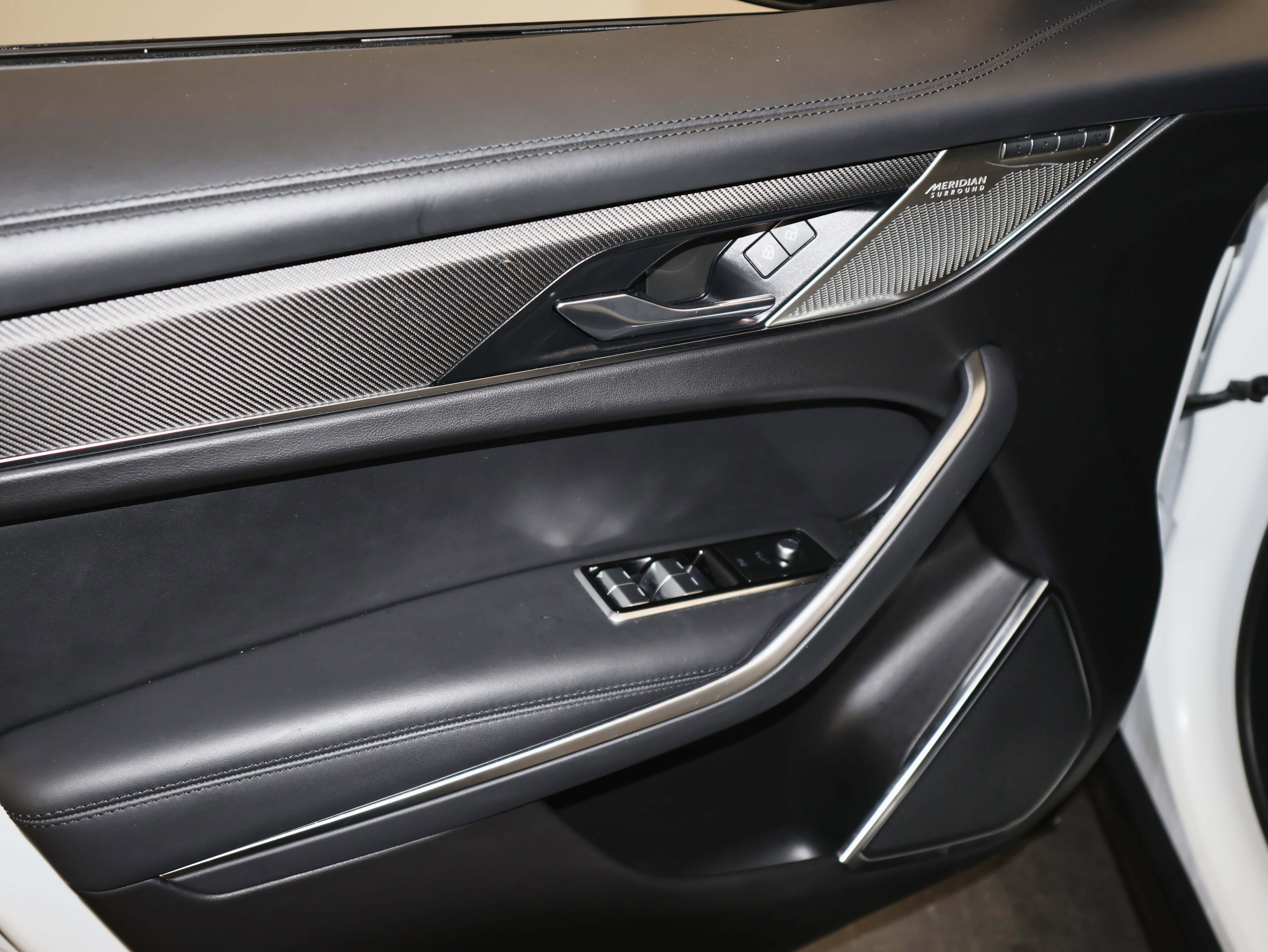 Used 2021 Jaguar F-PACE SVR image 17