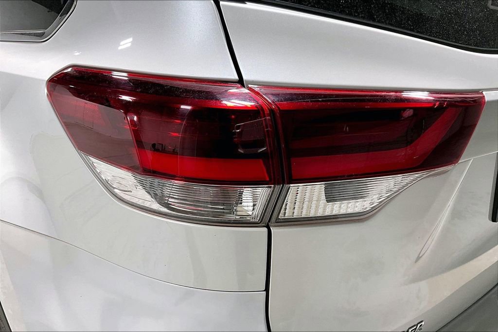 Used 2019 Toyota Highlander SE image 40