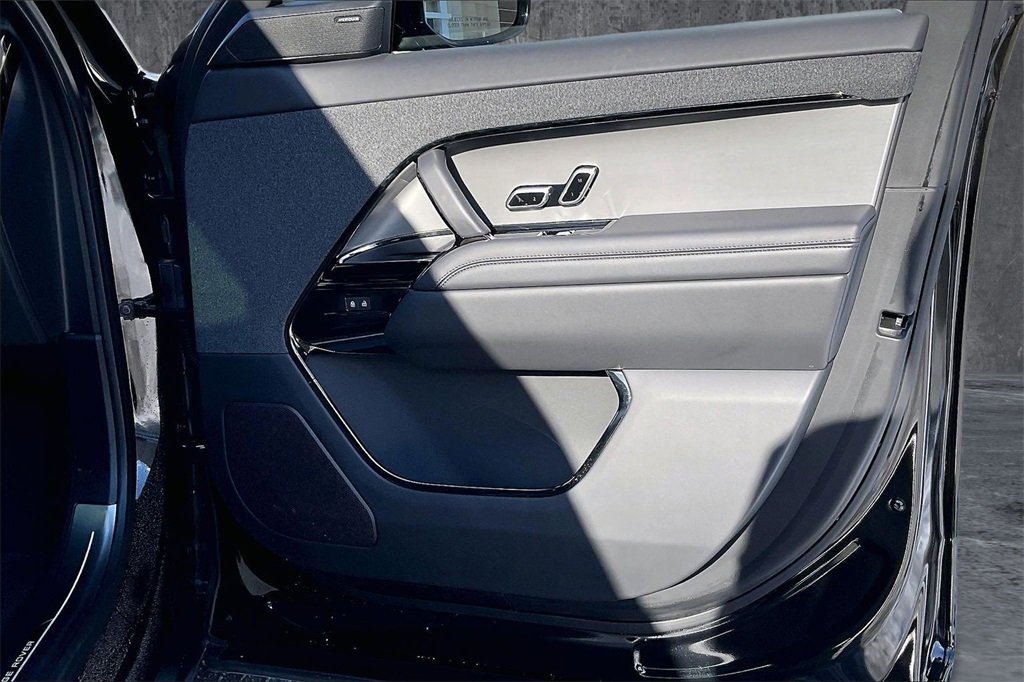 Certified 2025 Land Rover Range Rover Sport SE image 28