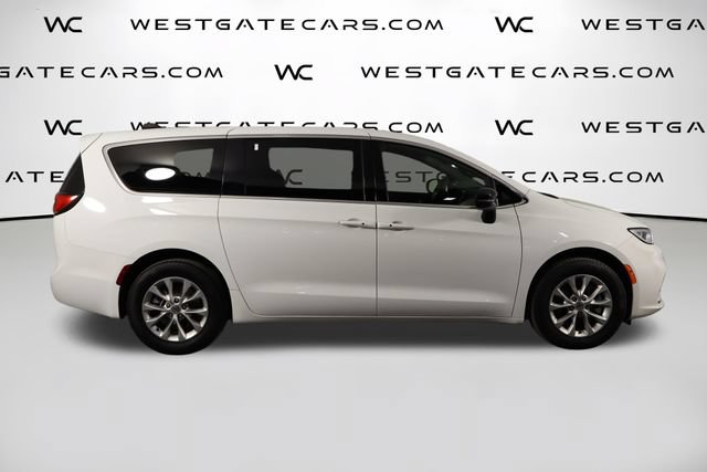 Used 2025 Chrysler Pacifica Select AWD/4WD image 44
