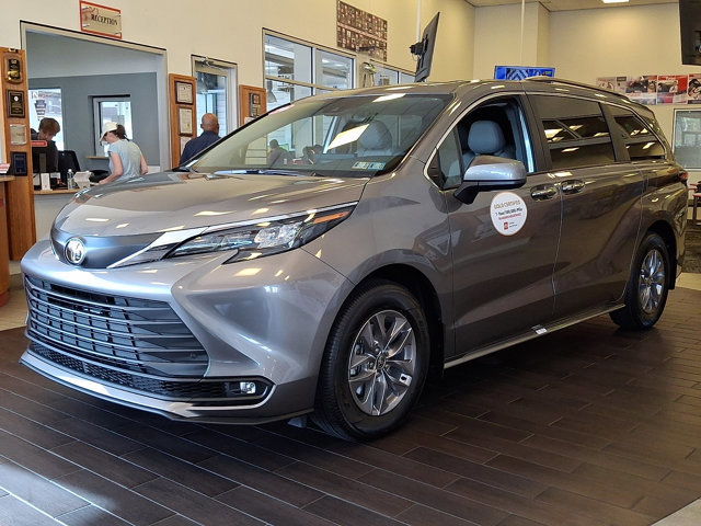 Used 2026 Toyota Sienna XLE image 3