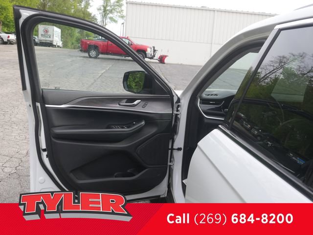 Certified 2023 Jeep Grand Cherokee Limited w/ Trailer Tow Prep Group (B) AWD/4WD image 20
