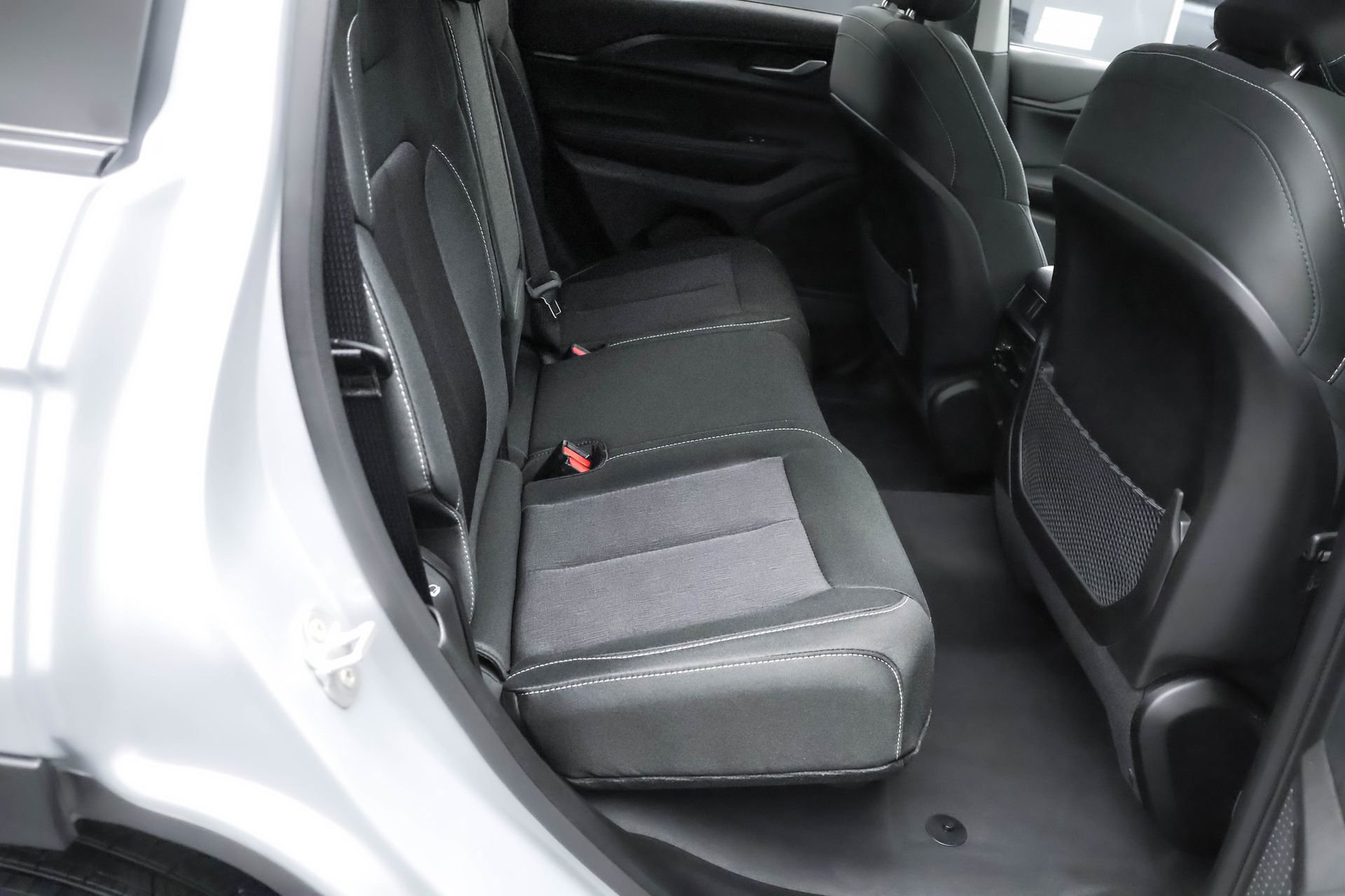 Used 2023 Jeep Grand Cherokee Laredo X image 29