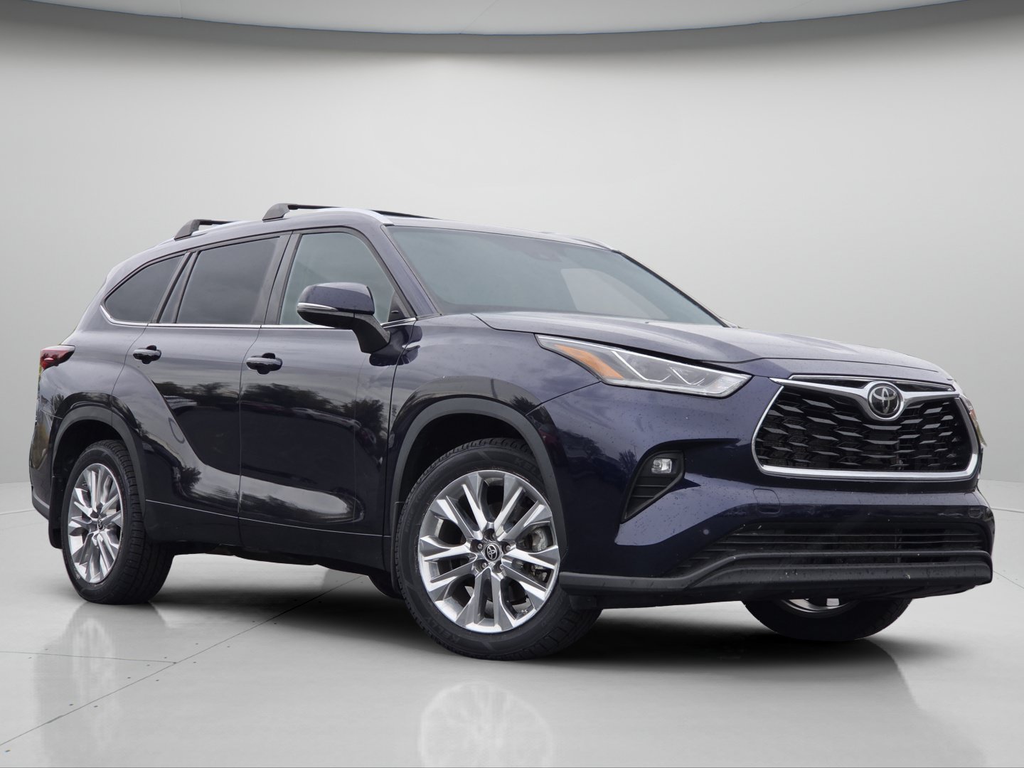 Used 2024 Toyota Highlander Limited AWD/4WD image 2