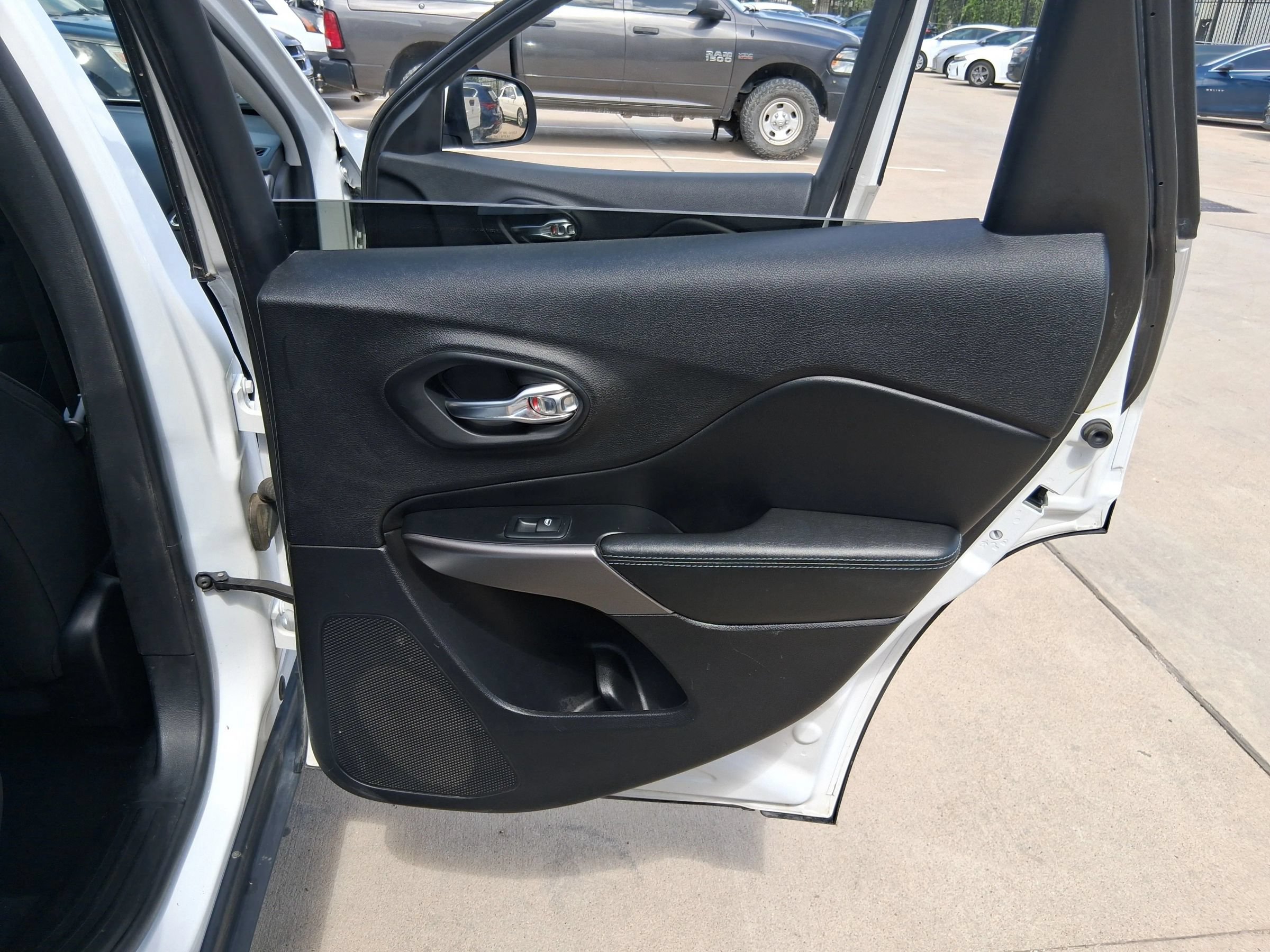 Used 2019 Jeep Cherokee Latitude w/ Popular Appearance Group AWD/4WD image 32