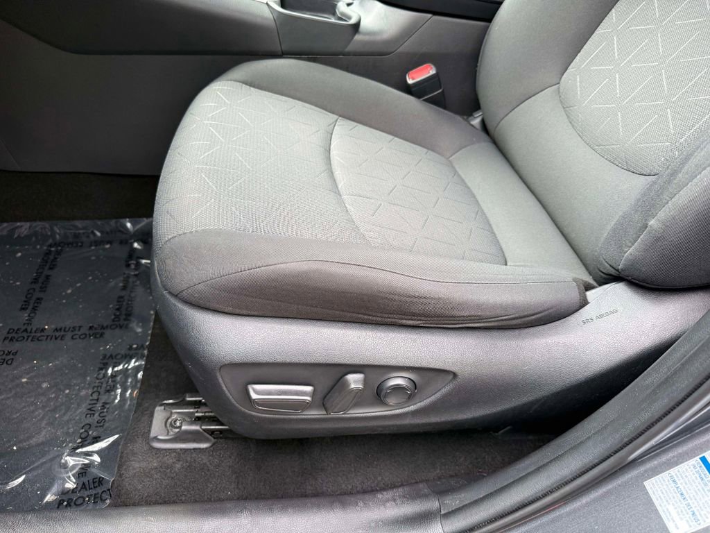 Used 2020 Toyota RAV4 XLE w/ Convenience Package AWD/4WD image 3