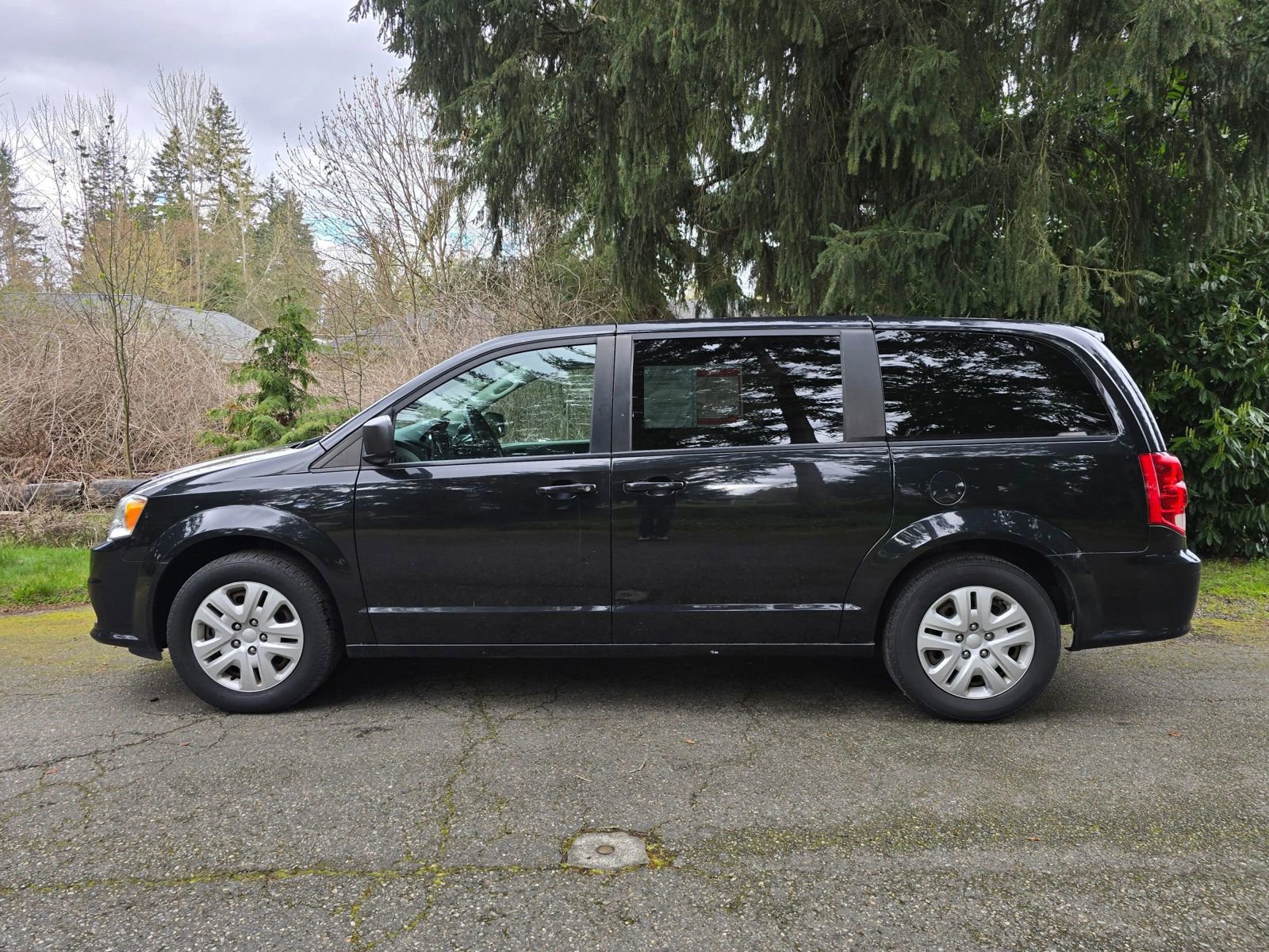 Used 2018 Dodge Grand Caravan SE image 2