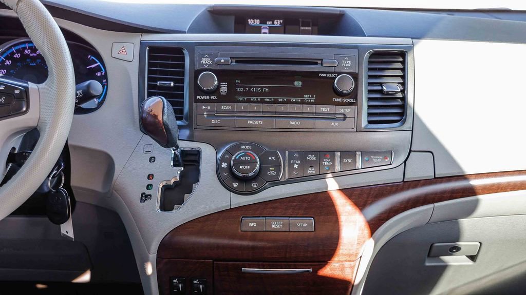 Used 2014 Toyota Sienna L image 14