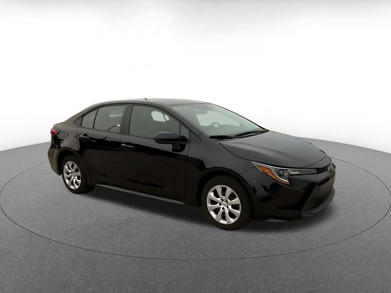 Used 2025 Toyota Corolla LE FWD image 2