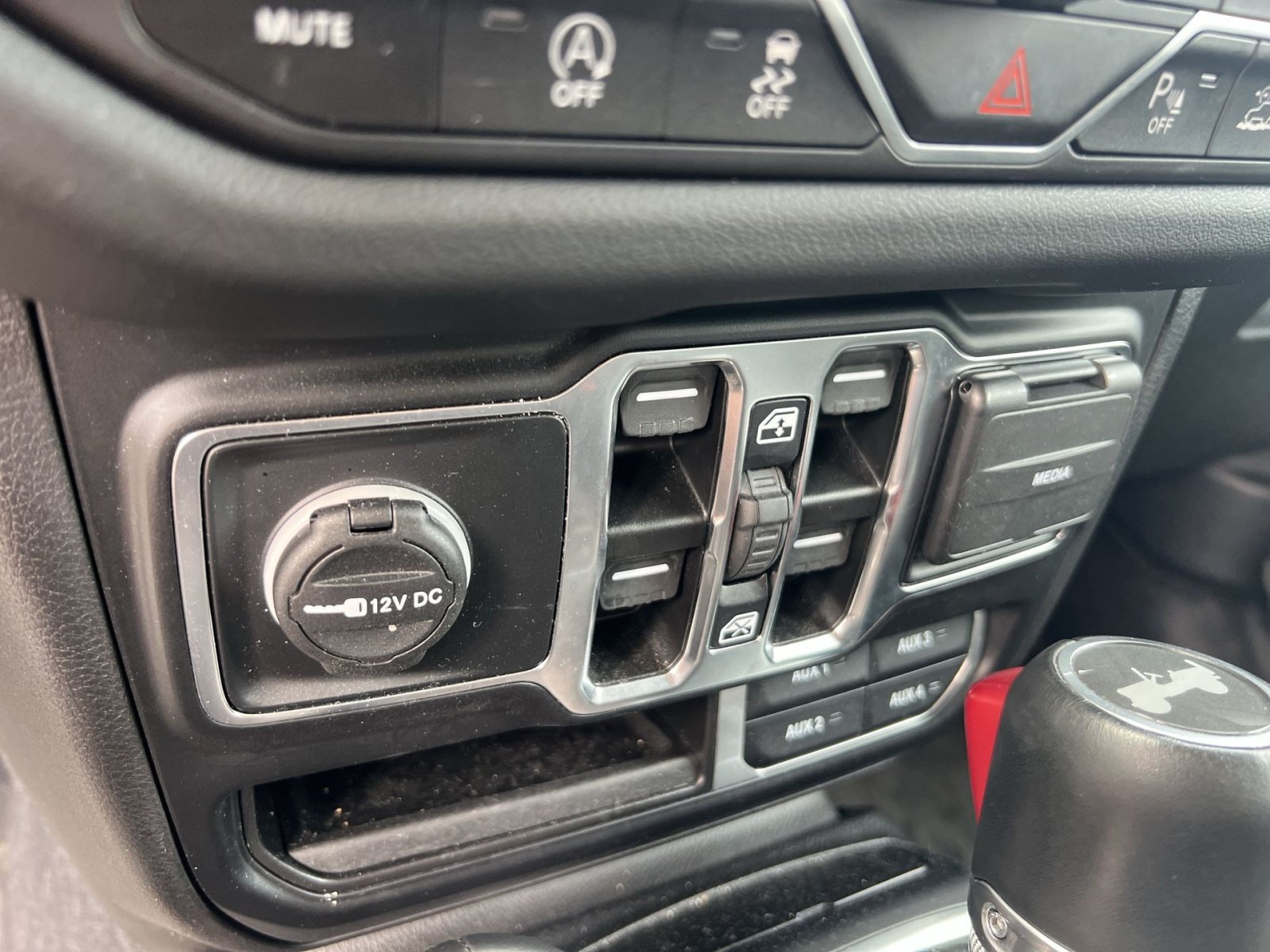 Used 2024 Jeep Wrangler Unlimited Sahara w/ Technology Group AWD/4WD image 29