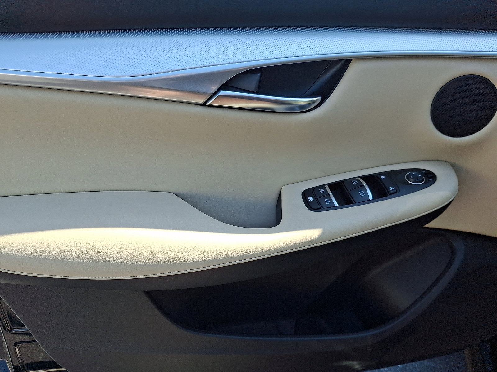 Used 2019 INFINITI QX50 Luxe w/ Navigation Package AWD/4WD image 12