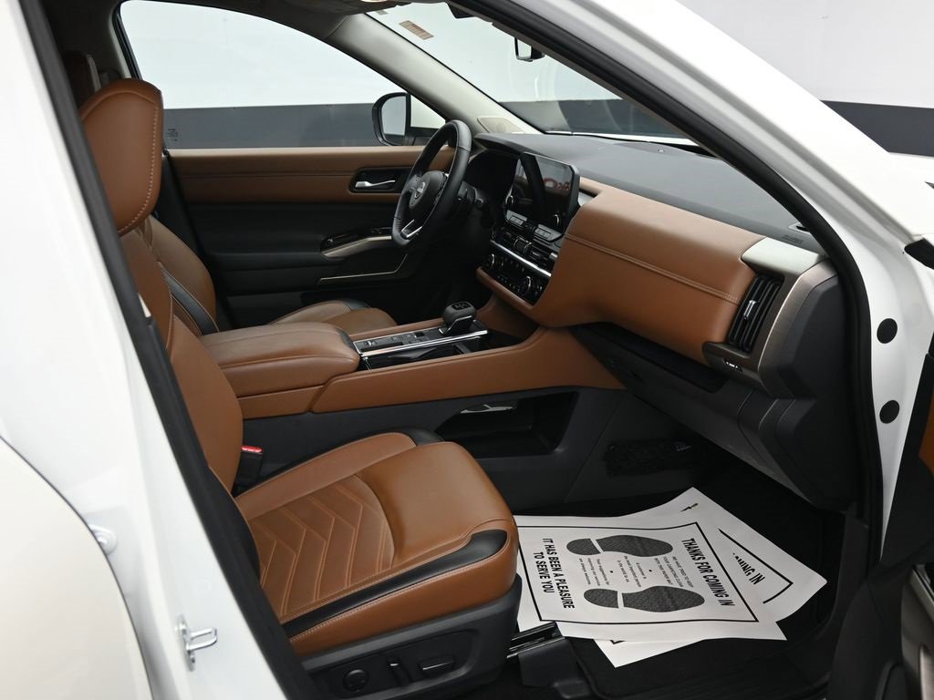 Used 2024 Nissan Pathfinder Platinum w/ Cargo Package image 12