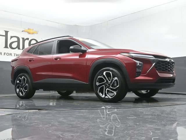 Used 2025 Chevrolet Trax RS FWD image 2
