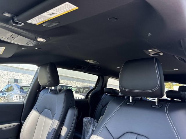 New 2026 Chrysler Pacifica Select image 12