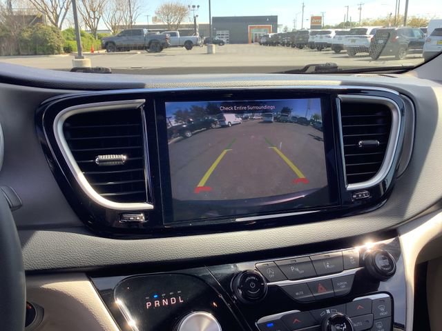 Used 2023 Chrysler Pacifica Touring-L image 19