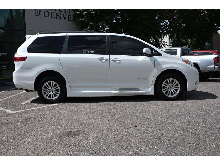 Used 2017 Toyota Sienna XLE Premium image 5