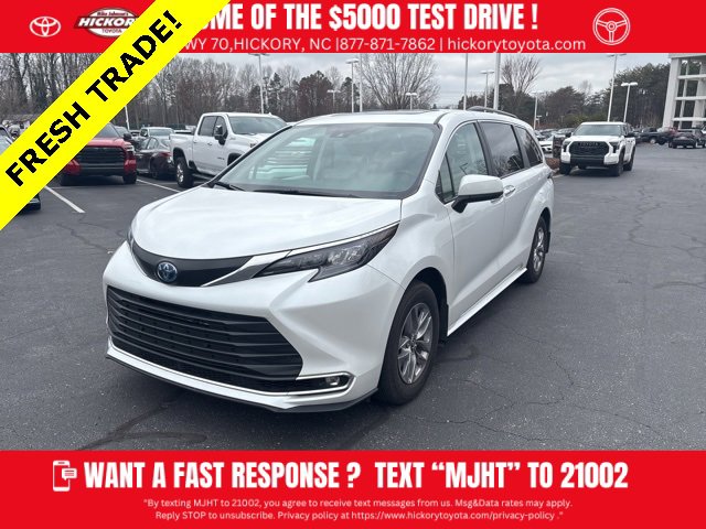 Used 2024 Toyota Sienna XLE image 1