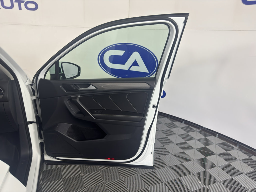 Used 2024 Volkswagen Tiguan SE FWD image 40