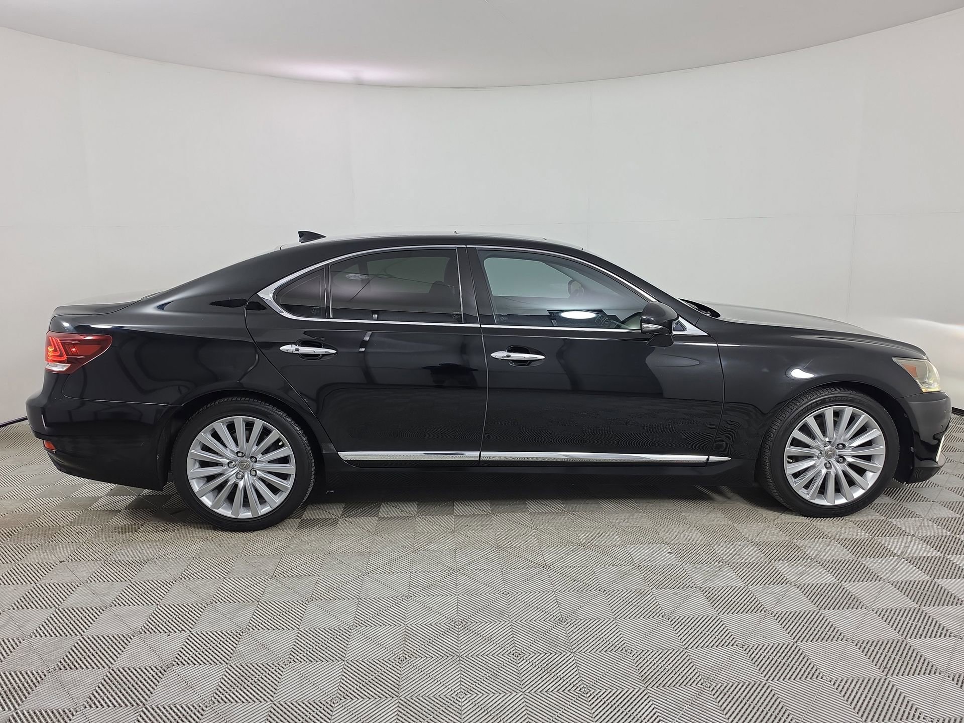 Used 2014 Lexus LS 460 w/ Comfort Package RWD image 8