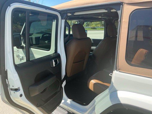 Used 2022 Jeep Wrangler Unlimited Sahara w/ LED Lighting Group AWD/4WD image 17