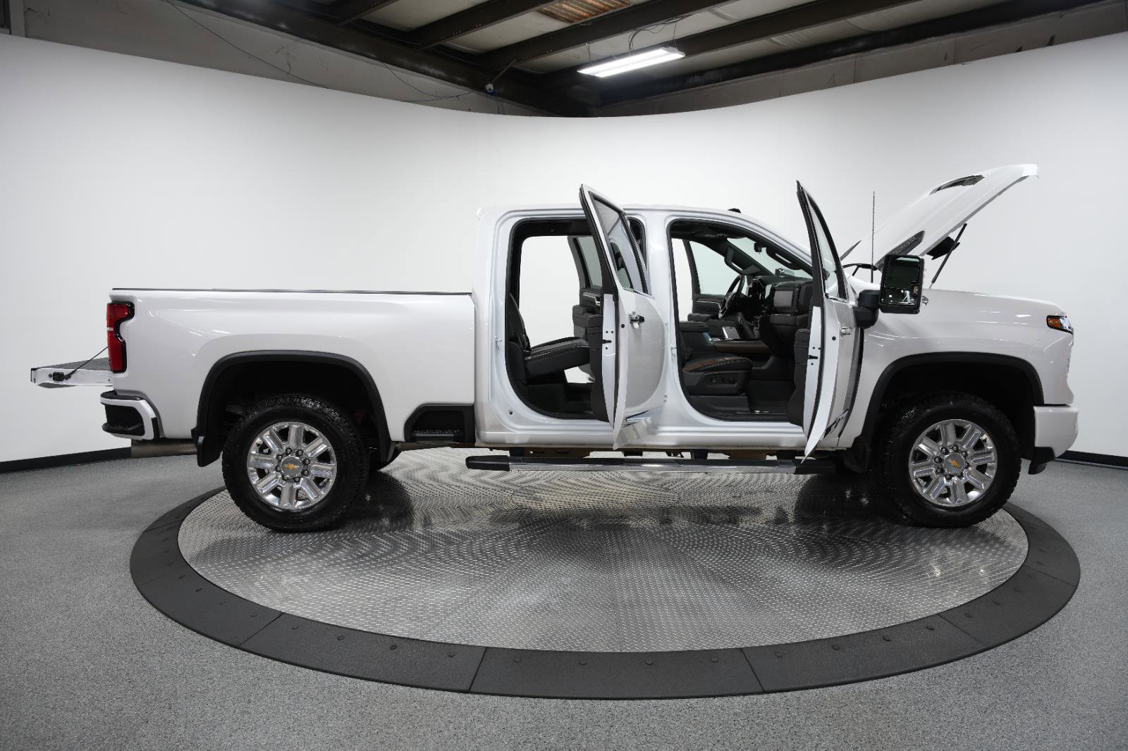 Used 2025 Chevrolet Silverado 2500 High Country w/ High Country Premium Package AWD/4WD image 10