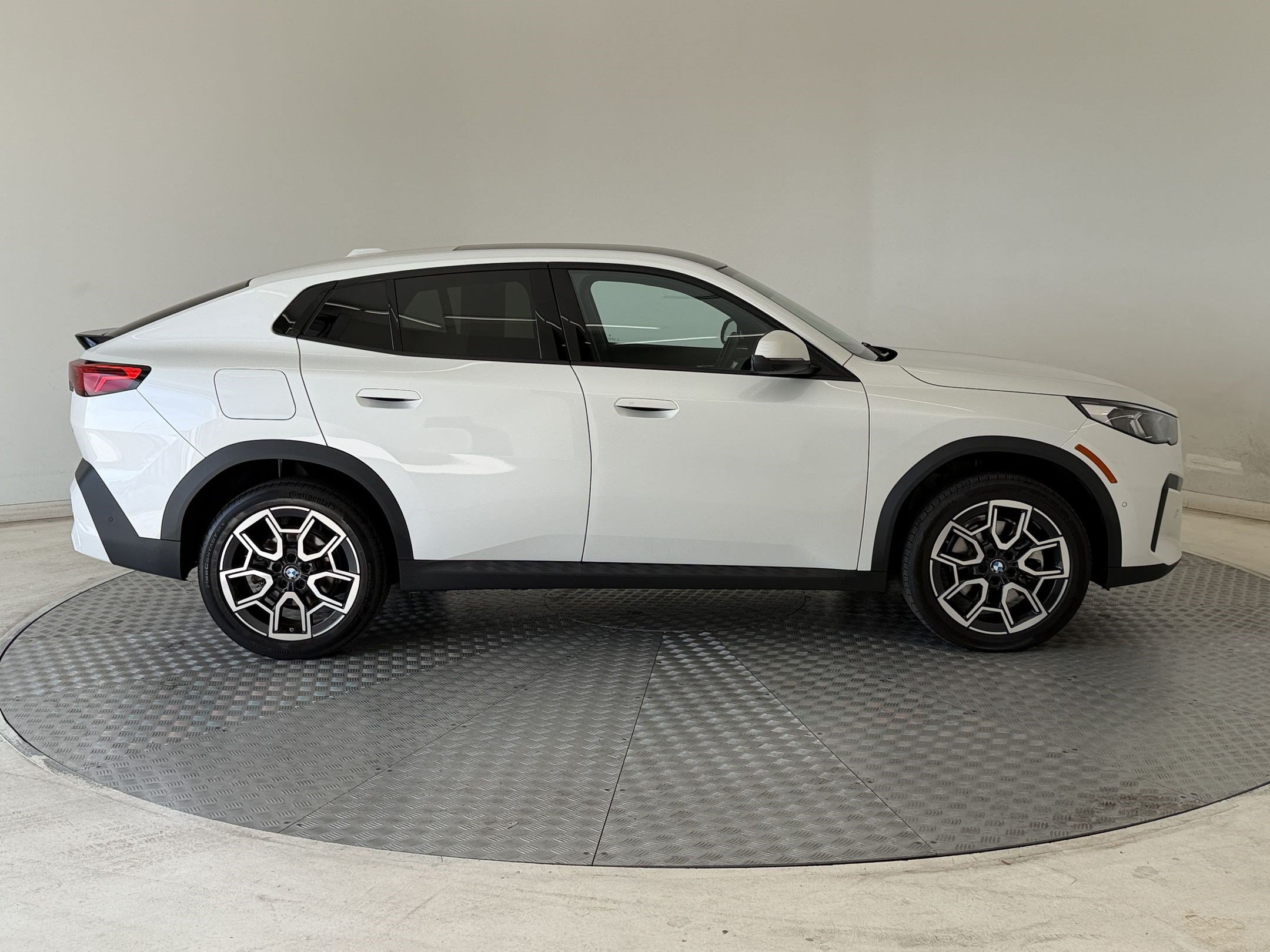 Used 2026 BMW X2 xDrive28i w/ Technology Package AWD/4WD image 8